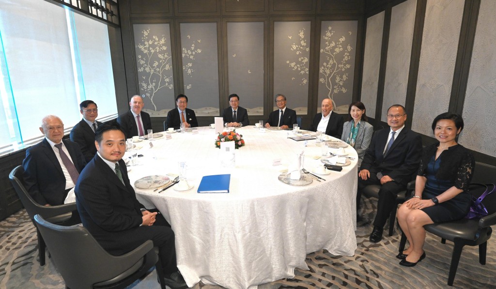 行政長官李家超主持特首顧問團午餐會議,以聽取顧問團成員就今年《施政報告》的意見,7月11日舉行的第3場會議。政府新聞處圖片 行政長官李家超主持特首顧問團午餐會議,以聽取顧問團成員就今年《施政報告》的意見,7月11日舉行的第3場會議。政府新聞處圖片