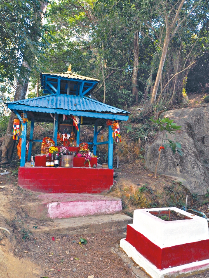 印度廟前方有個供人參拜的小神壇。