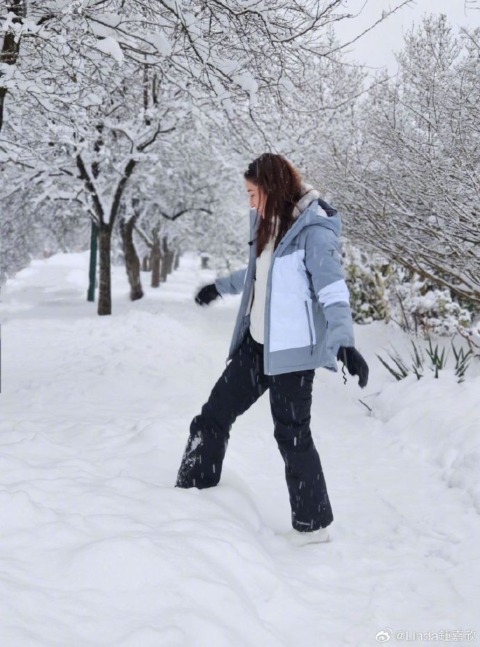 鍾嘉欣在雪地上走路，褲腳黐滿雪。