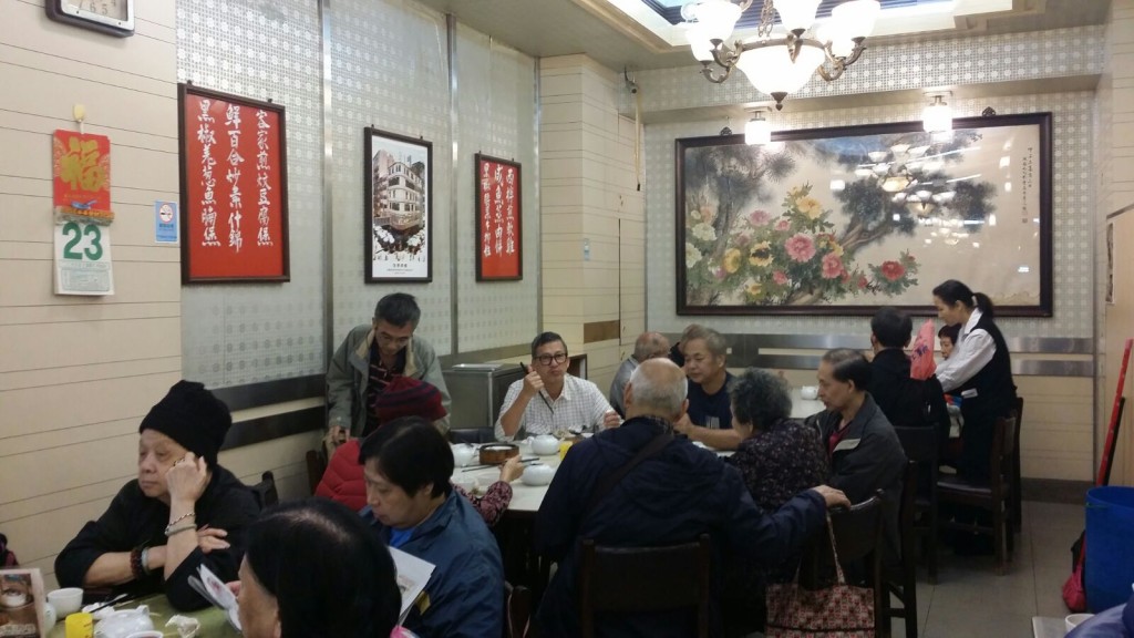 書中有一篇香港酒樓食肆掌故，談到酒家自創簡體字及真假地方菜。