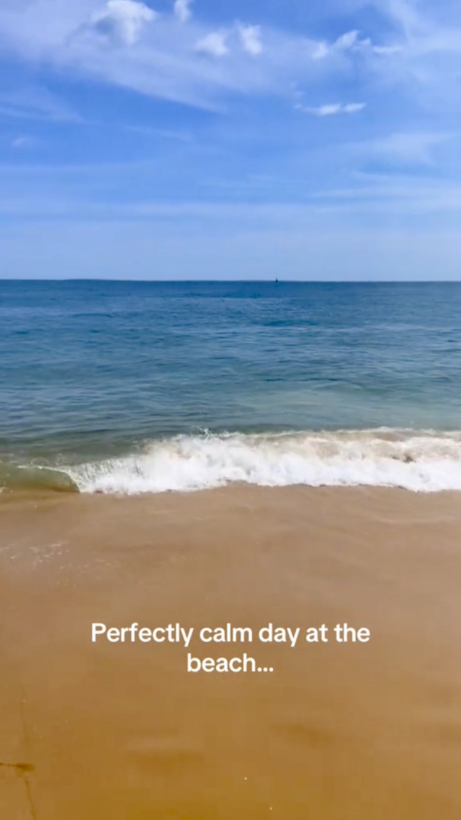 TikTok用戶拍下反差的景象，原本風和日麗享受海灘。