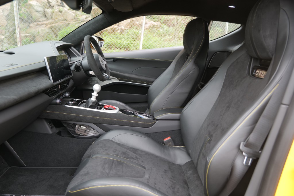 莲花Lotus Emira V6 First Edition标准项目包括专属真皮夹Alcantara车厢包装，还有黄色缝线配饰。