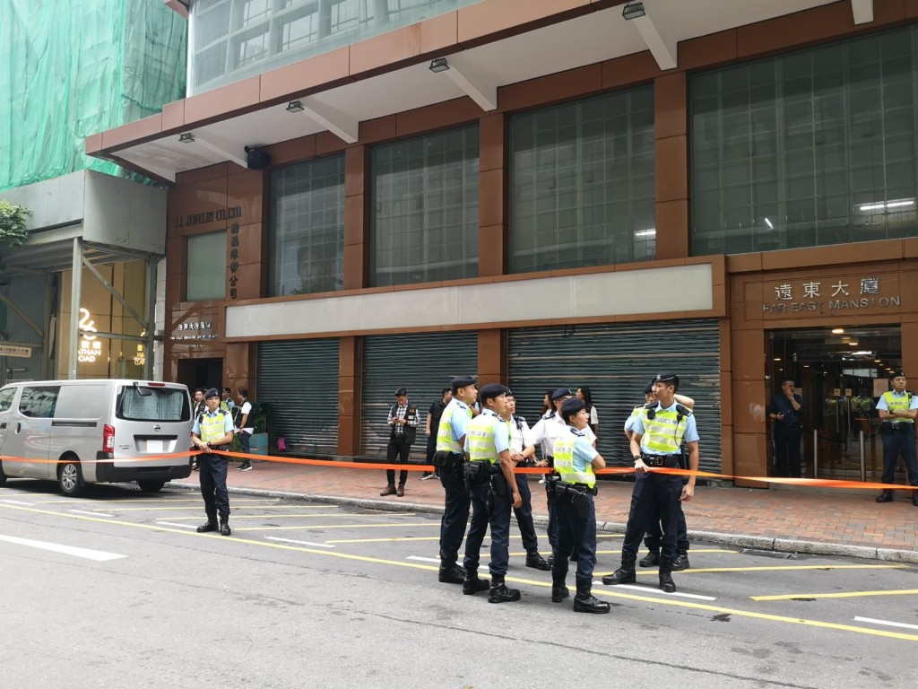 約30名探員及機動部隊警員到場。 梁國峰攝
