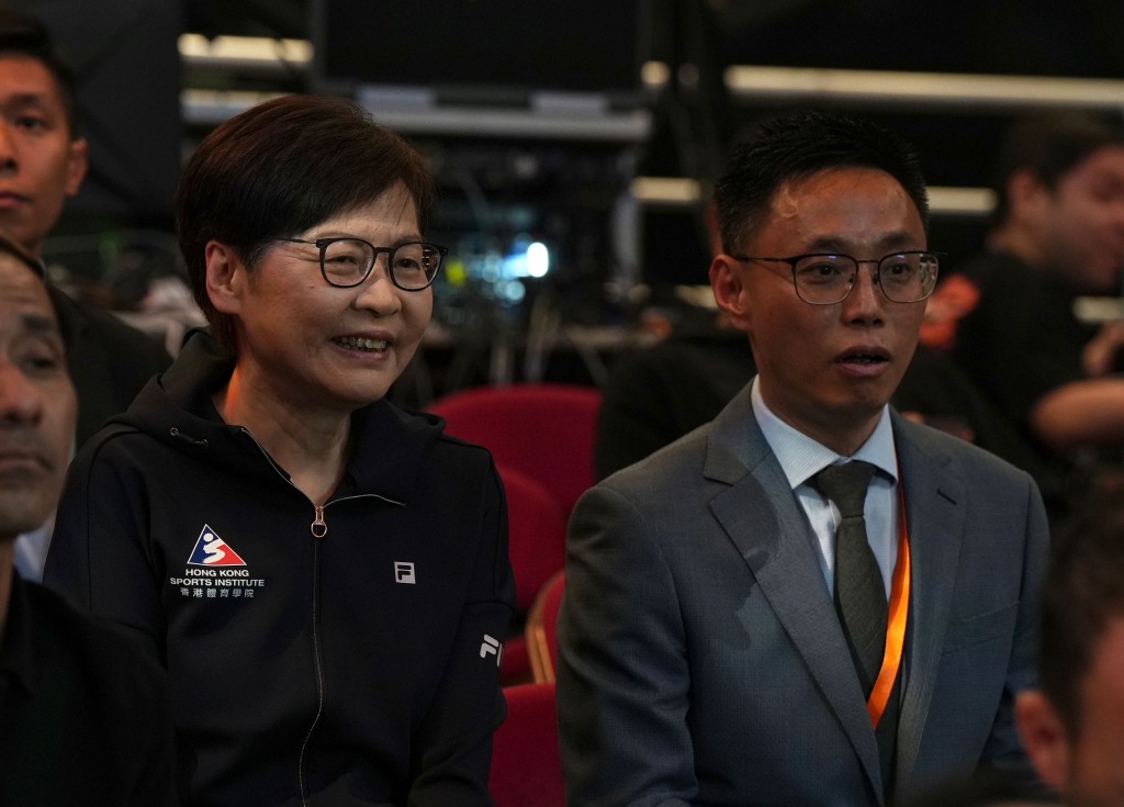 香港国际台球明星挑战赛，周一压轴戏码由奥苏利云对傅家俊，前特首林郑月娥入场。 何君健摄