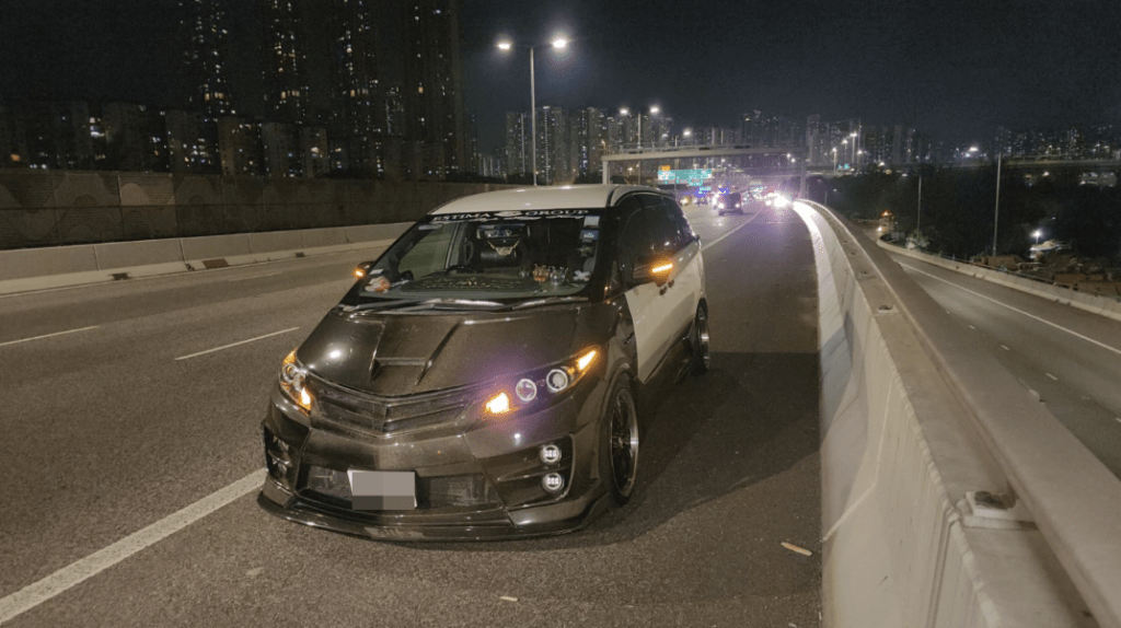 涉事黑色七人車。黎志偉攝