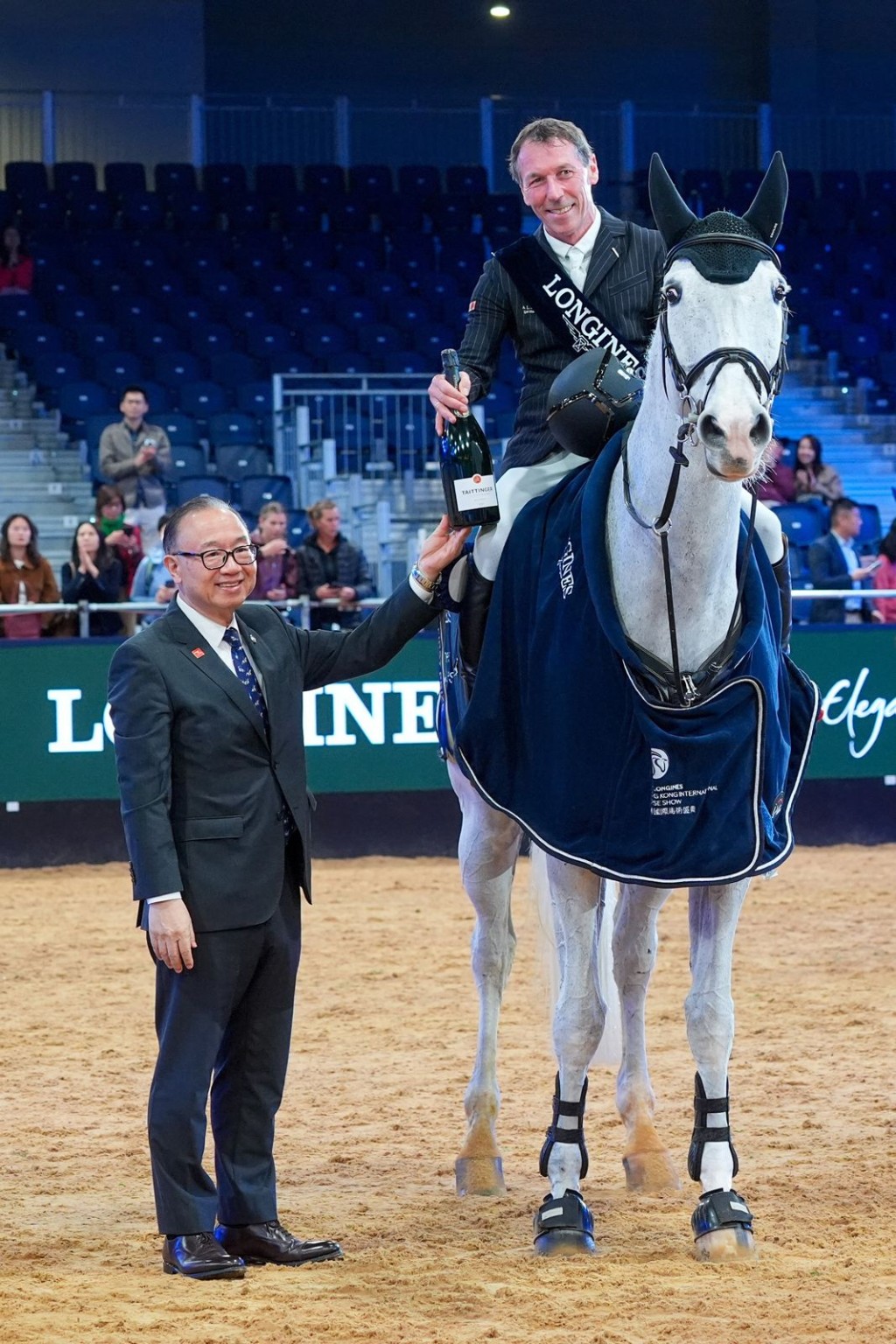 馬會主席廖長江頒獎予勝出五星國際馬術障礙賽「浪琴迎賓錦標賽」的德國騎手Hans-Dieter Dreher。