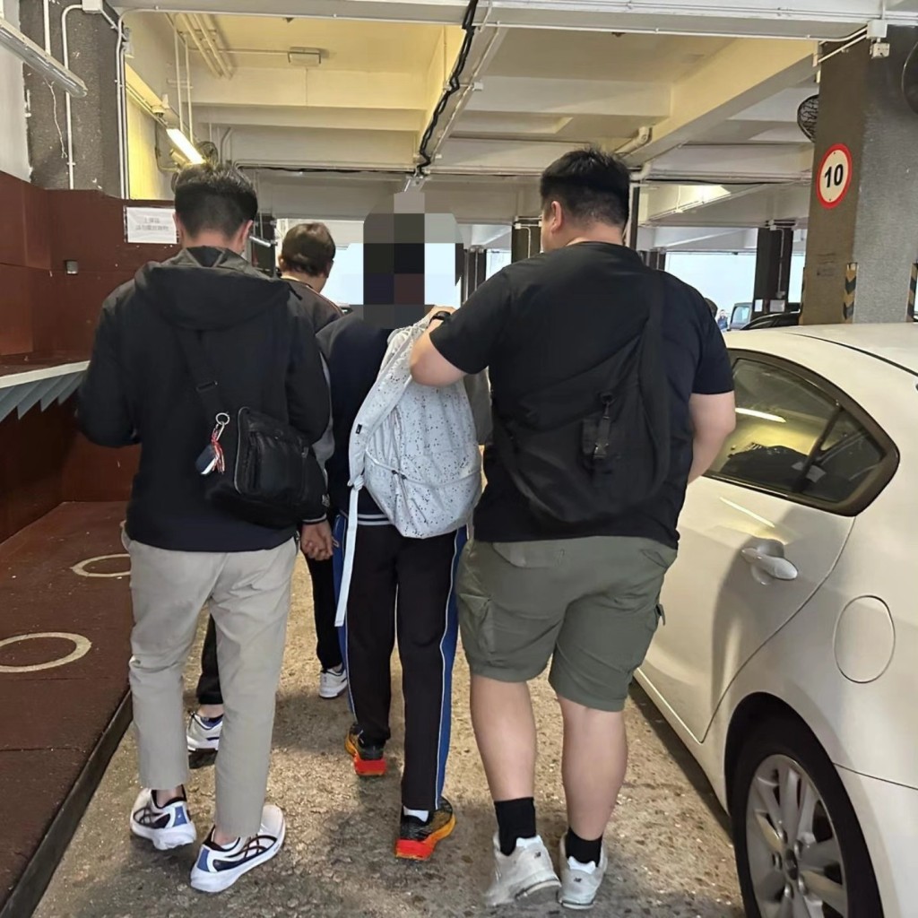 警方于葵涌一间中学外，以涉嫌盗窃拘捕该名巴籍少年。葵青警区FB