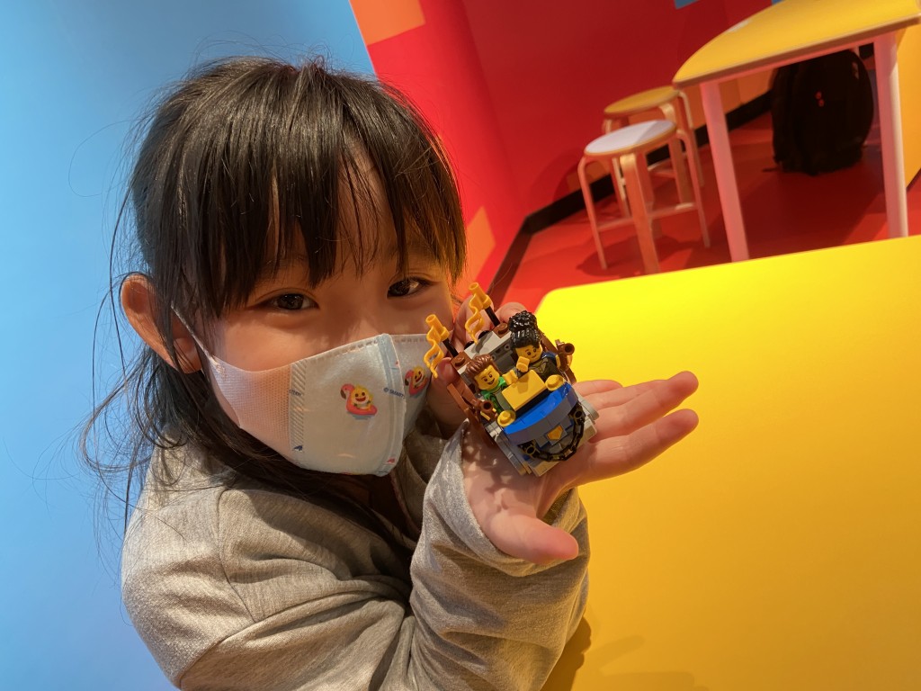 和牛b成功砌出LEGO模型車。