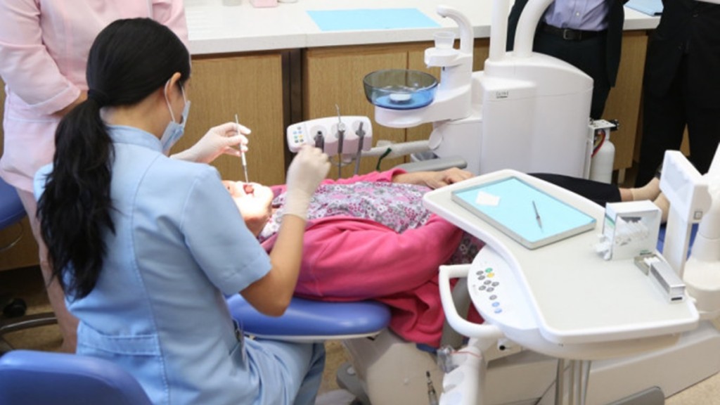 醫務衞生局昨日（25日）宣布，由關愛基金撥款的「長者牙科服務資助」項目將由7月2日起優化服務內容。資料圖片