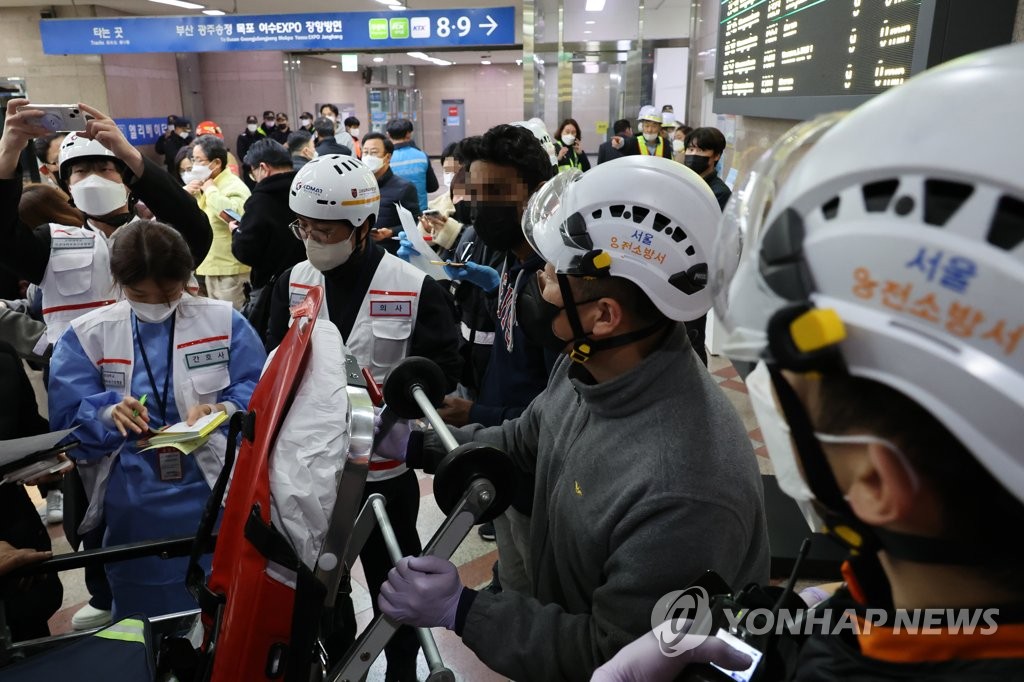 救援人员到场协助拯救。韩联社图片