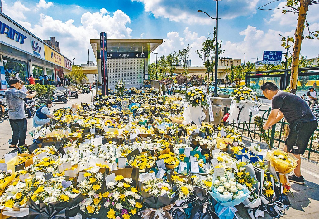 郑州地铁站入口处堆满了鲜花。