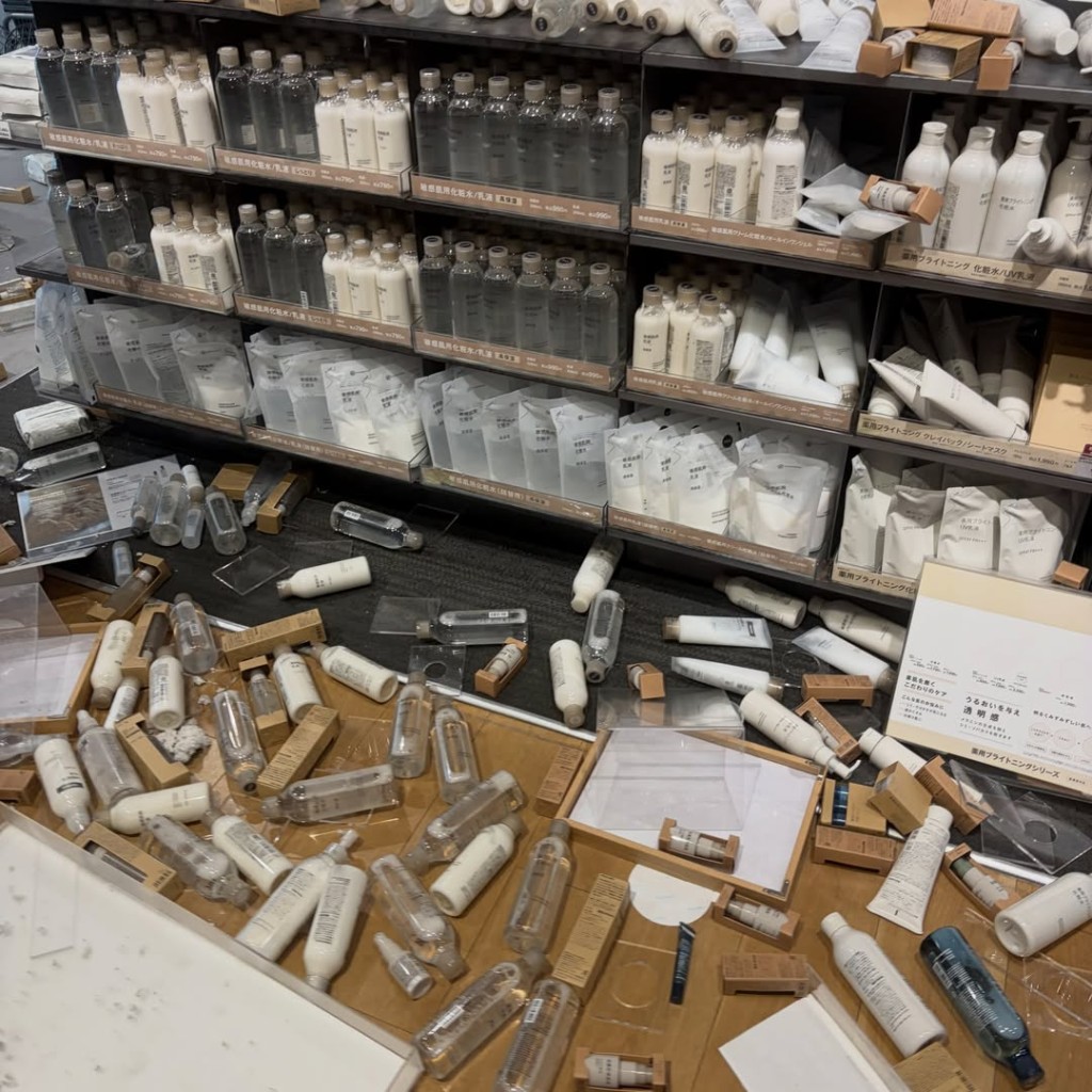 熊本地震后，网民在threads发图展示货架物件倒地情况。 yu_tsen.0425