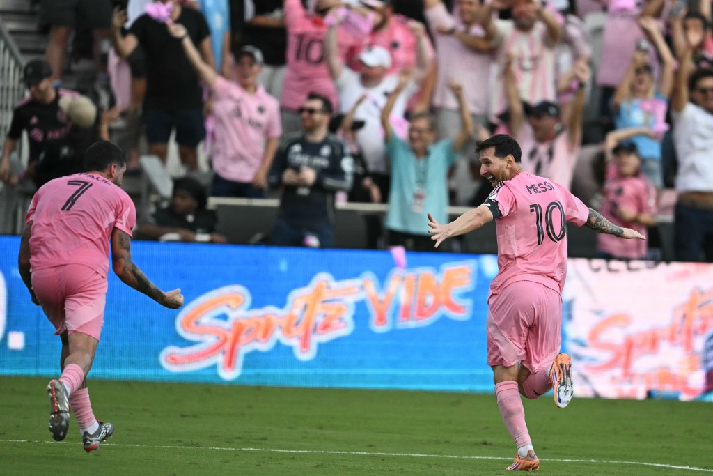 美斯妙傳迪保羅,射入第2球。法新社 美斯妙傳迪保羅,射入第2球。法新社