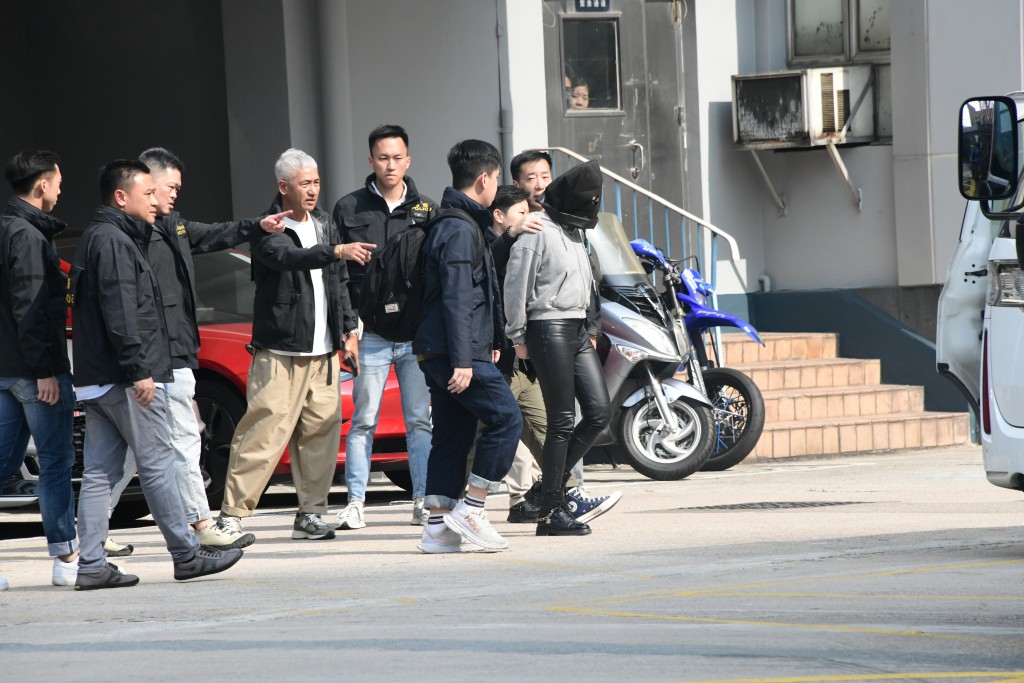 被捕女子被遣返并于深圳湾口岸移交香港警方时身穿皮裤、脚踏名牌CHANEL短靴。
