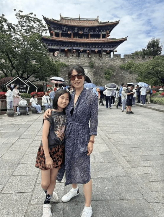 江軒慧年幼時未似現時般像極了媽媽。