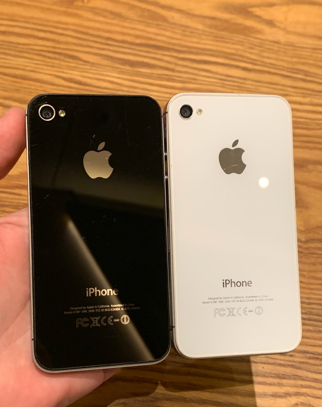 iPhone 4S再次爆紅，有網民分享自己的珍藏舊機。微博@煥彬