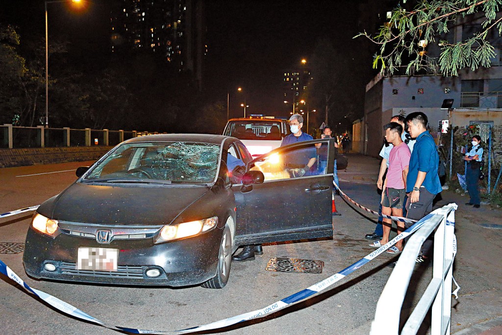 警方押解逆子搜查疑擅自驾驶其父的私家车。下图：父亲打破挡风玻璃，仍未能阻止儿子抢车。