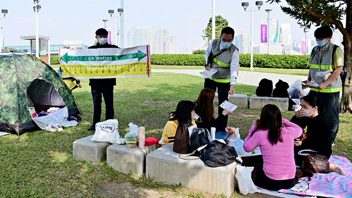 康文署職員於添馬公園呼籲場地使用者遵守有關法例規定，並派發宣傳單張。政府新聞處圖片