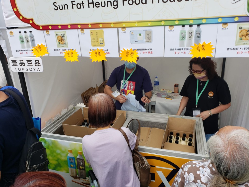 賣豆漿及豆腐的攤位人頭湧湧。