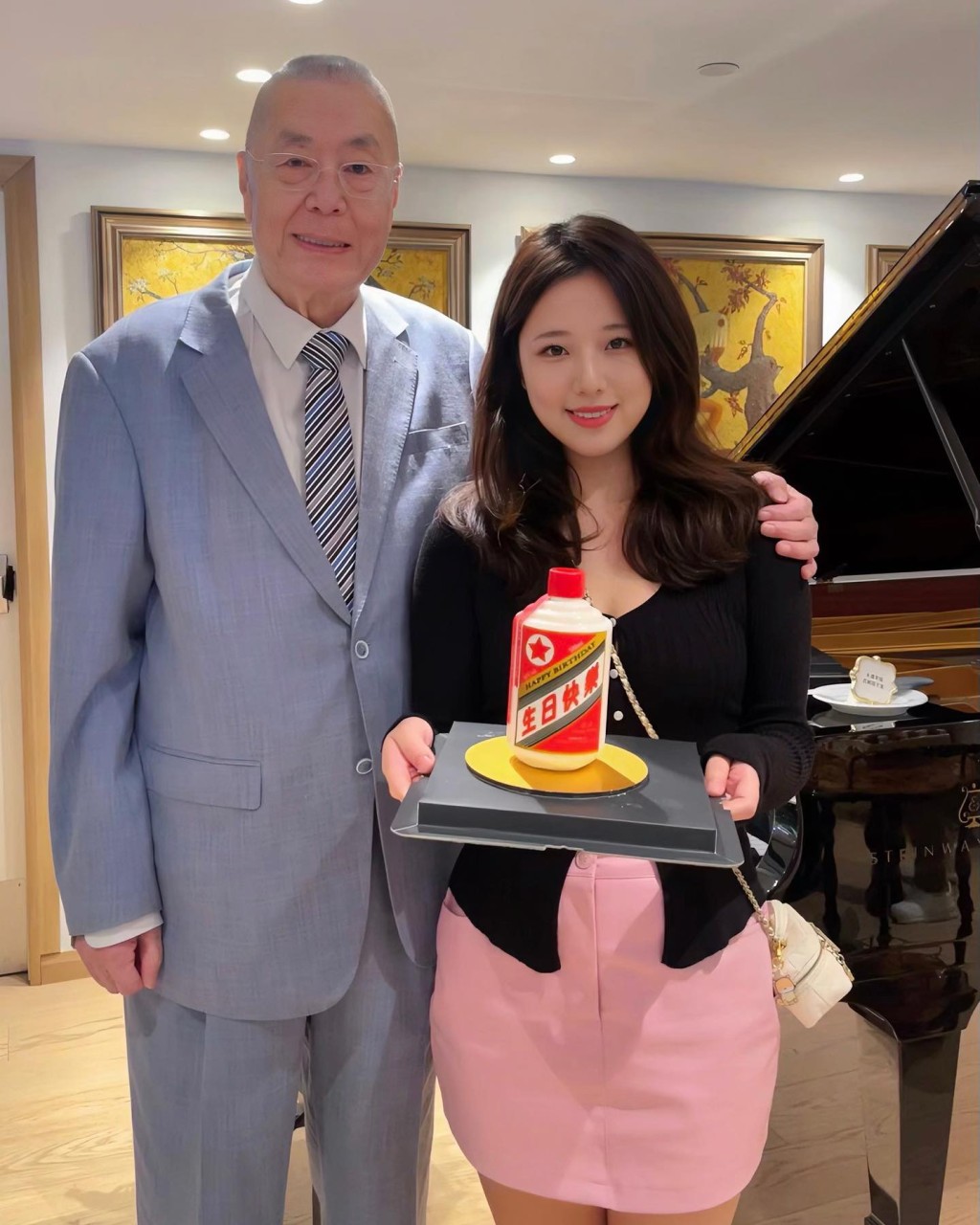 黎佩琳日前为钢琴大师刘诗昆庆祝生日。