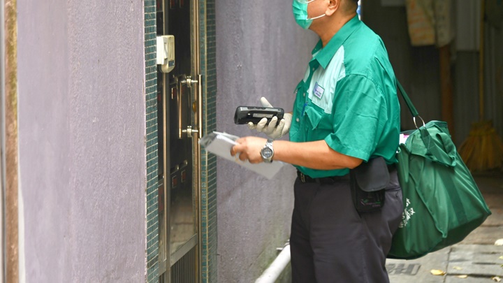 有郵差在網上專頁撰文反駁有指郵差「扮派信」傳言,呼籲市民化戾氣為祥和。資料圖片,非涉事郵差