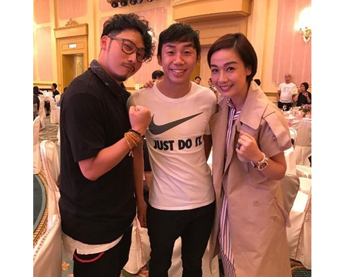 江美儀仲乘機向曹星如集郵