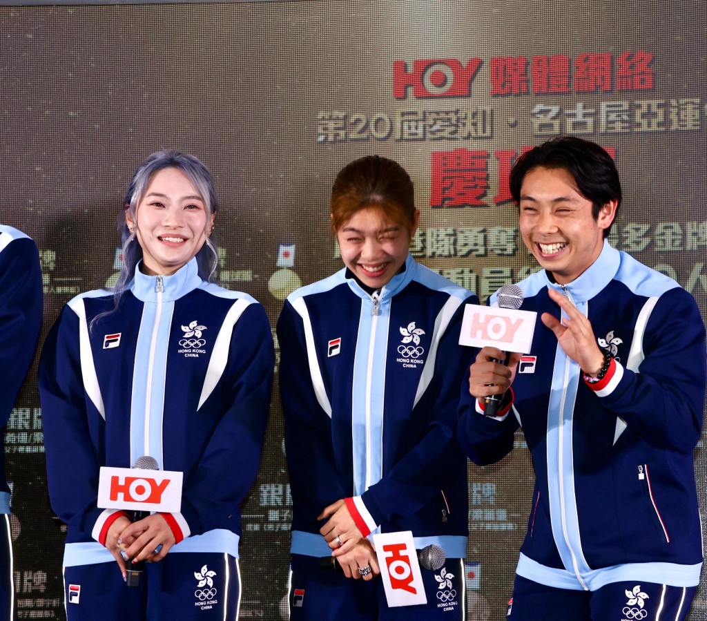 三位武術代表沈曉榆（左起）、陳紫晴及劉子龍，笑得開心的子龍正在憶述教練在亞運中如何盡情地以各種語調提醒徒弟要專注爭取高分數的一刻，令在場人都笑出來。徐嘉華攝