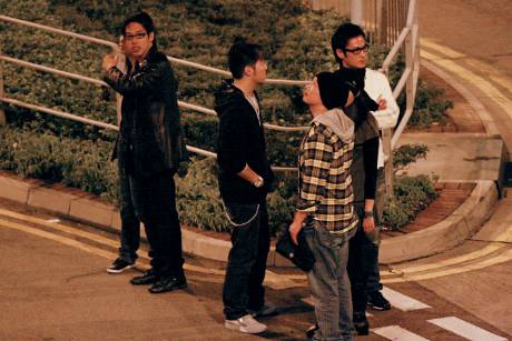 2008年，王贤志被拍得相约郑嘉颖（后右）继续夜蒲，但对方黑面跷手表现冷淡，完全没理睬。（《东周刊》图片）