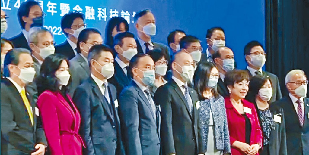 （前排）財經事務及庫務局局長許正宇（左三）、香港證券業協會主席、立法會金融服務界議員李惟宏（左四）；香港交易所市場聯席主管蘇盈盈（右一）。