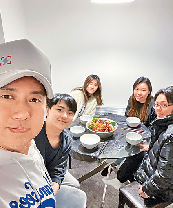 ■子博一家人同朋友喺英國食盆菜過節。