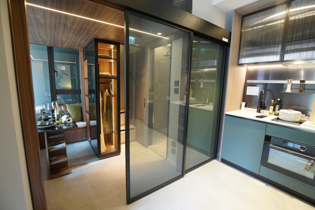 房間與客廳之間採智能霧化玻璃趟門設計，巧妙地打通兩個空間。（26樓F室）