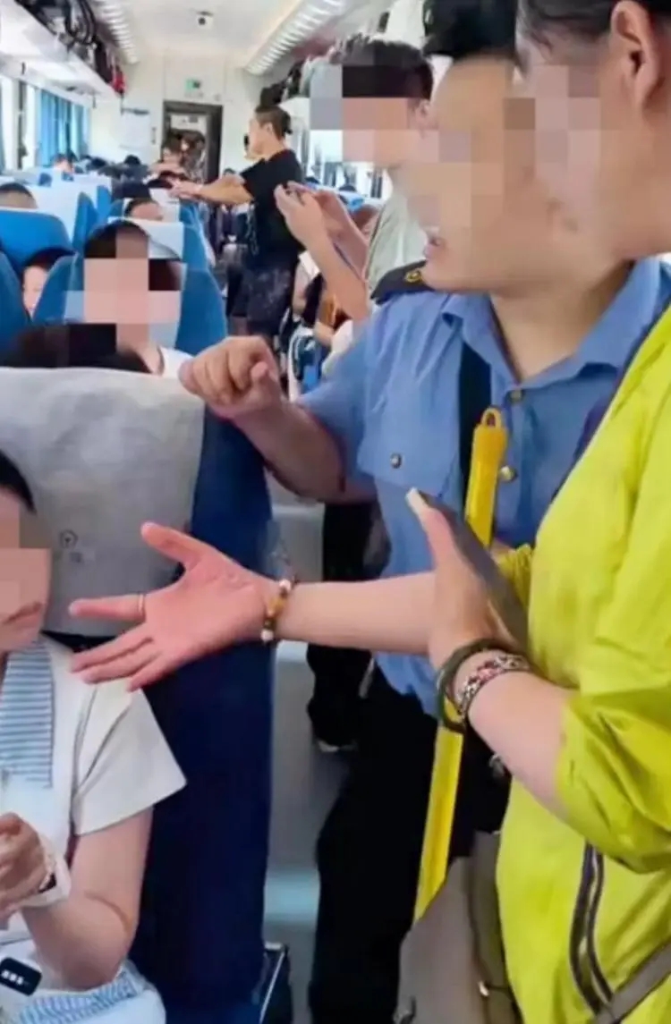 列車員在核對車票後,說:「跟我說沒用。」 列車員在核對車票後,說:「跟我說沒用。」