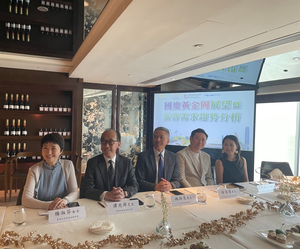 左起：旅議會總幹事楊淑芬、旅議會主席譚光舜、立法會旅遊界議員姚柏良、香港酒店業主聯會執行總幹事徐英偉。蔡思宇攝