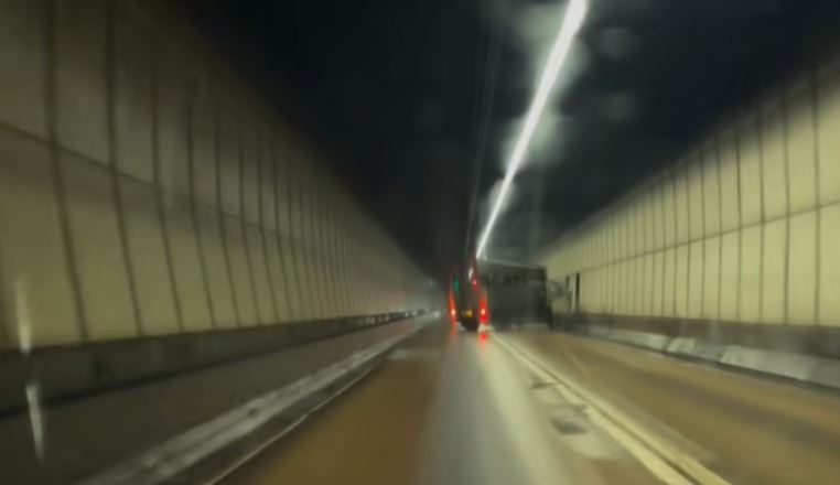 貨車撞管道右邊圍板。Threads@hodges716影片截圖