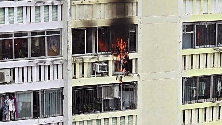 單位冒出濃煙及烈焰，熏黑外牆。fb：消防群組