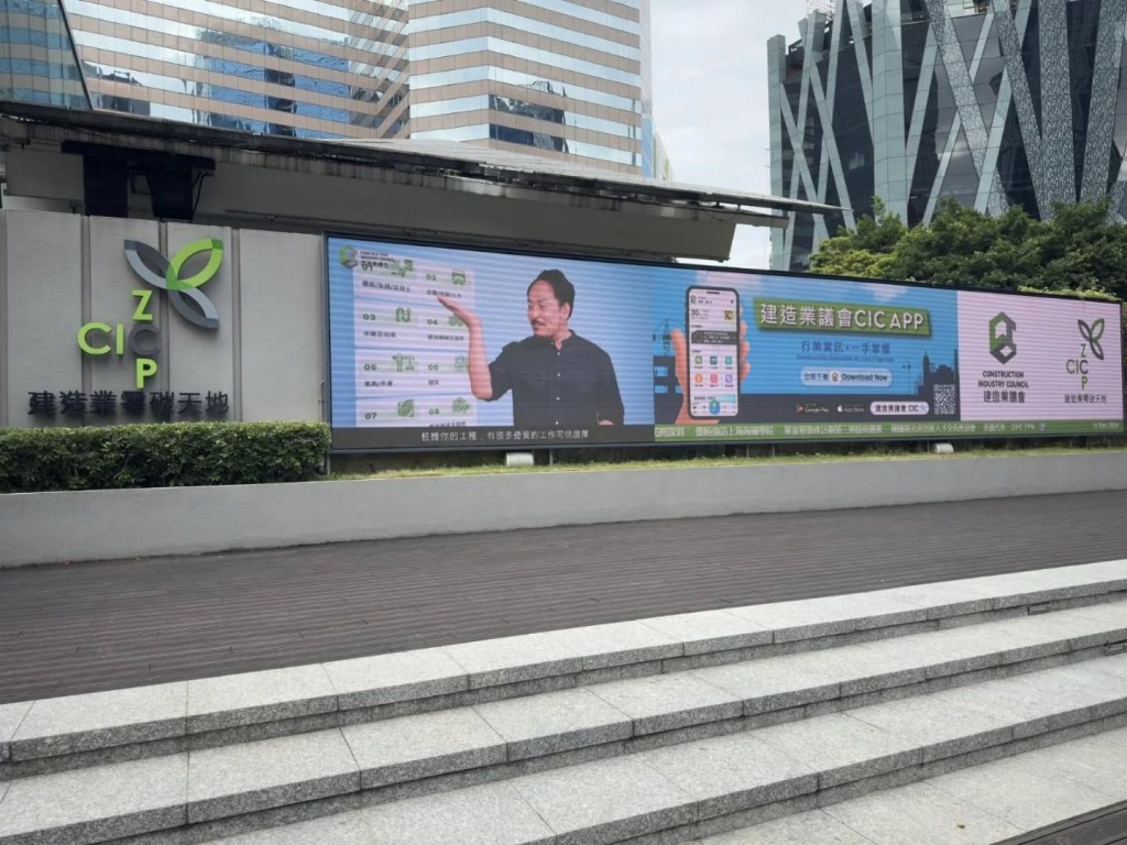 蕭徽勇亦有幫消防處的短片做英語配音和領班。 蕭徽勇亦有幫消防處的短片做英語配音和領班。