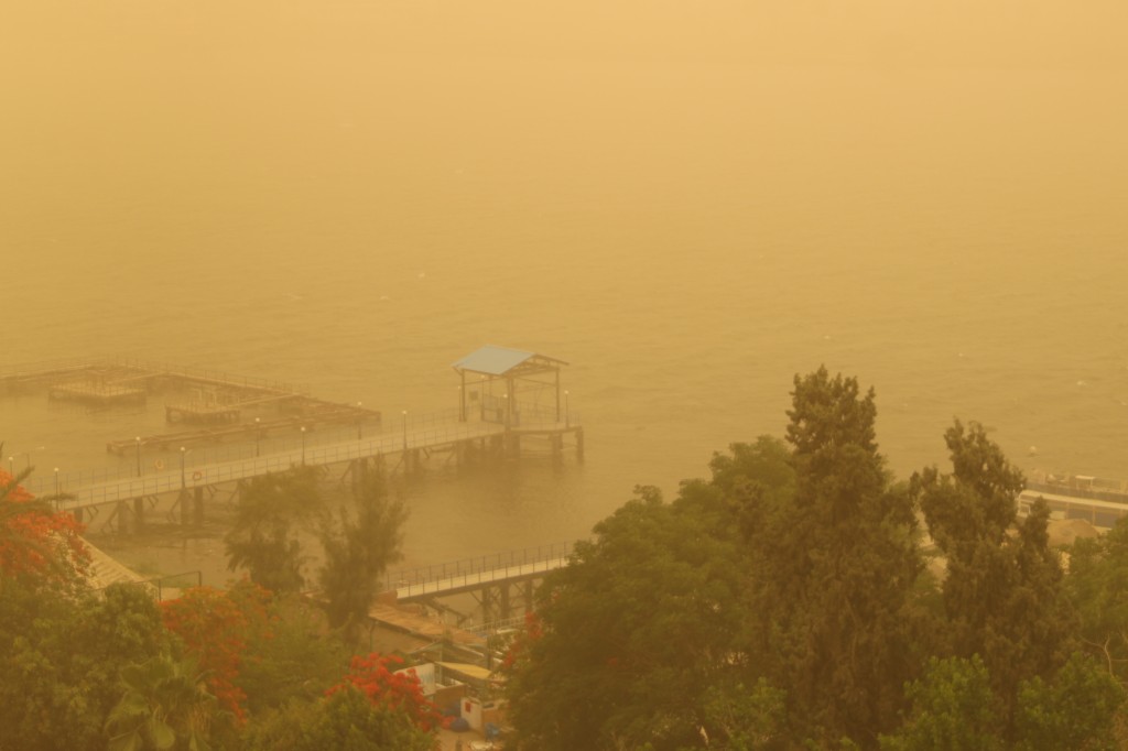 巨大沙塵暴1日開始在埃及首都開羅，造成最少1人死亡、5人受傷，蘇彝士運河也被迫暫停航運。 路透社