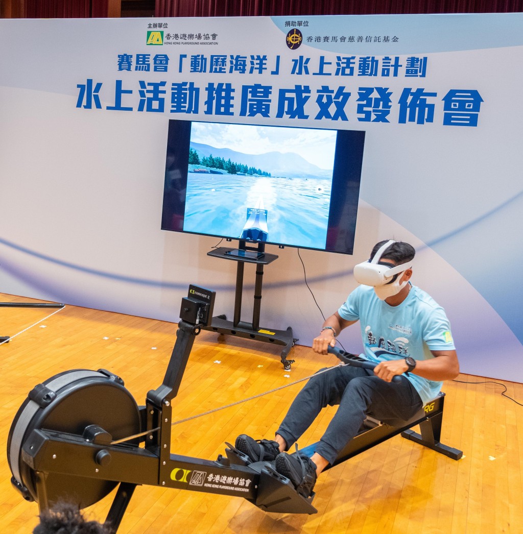 香港直立板運動員兼教練伍英麟即席示範VR賽艇訓練。公關提供圖片