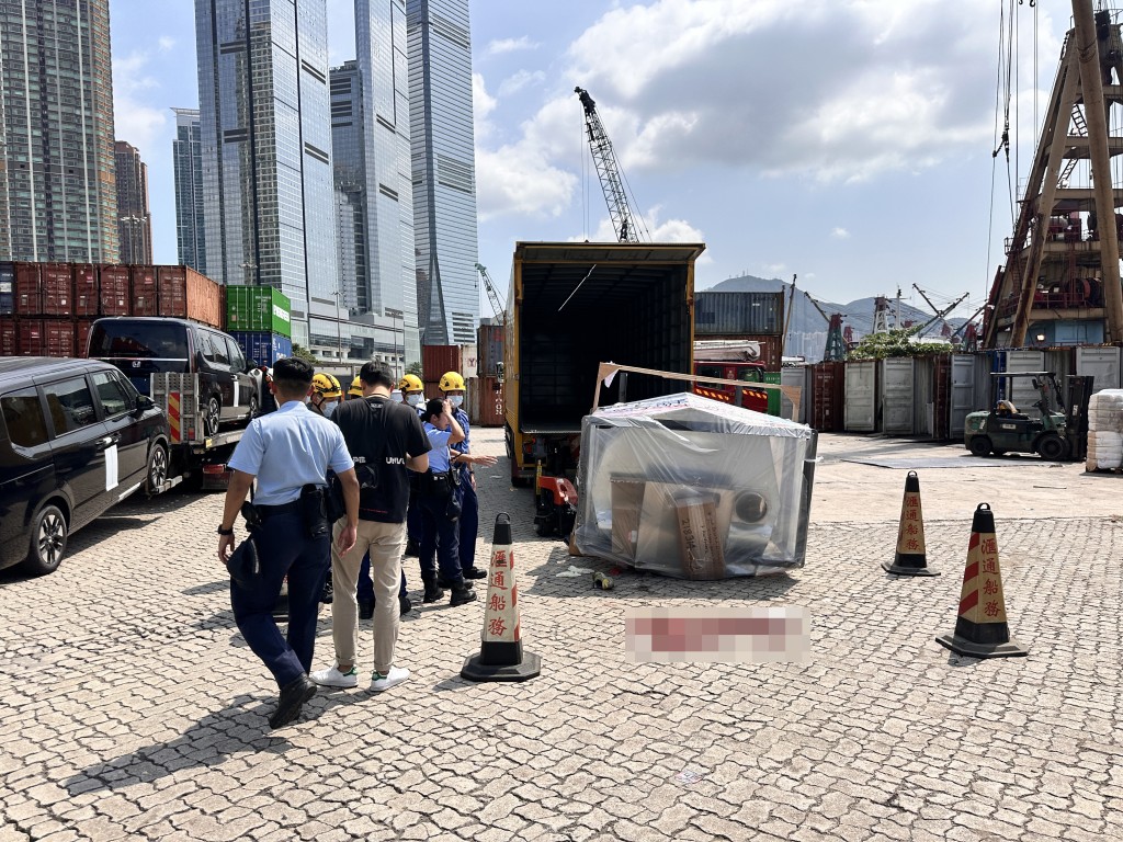 李子輝於上週四從貨車卸下重型機器時意外被砸中，消防員將其救出送院，惜搶救不果。 資料圖片