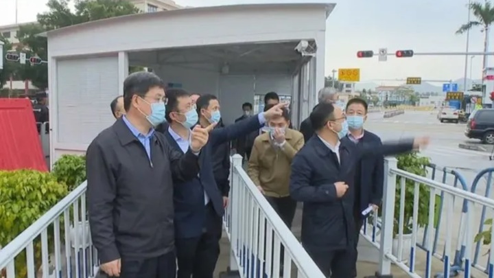 深圳市市長覃偉中率隊調研檢查市疫情防控工作。網上圖片