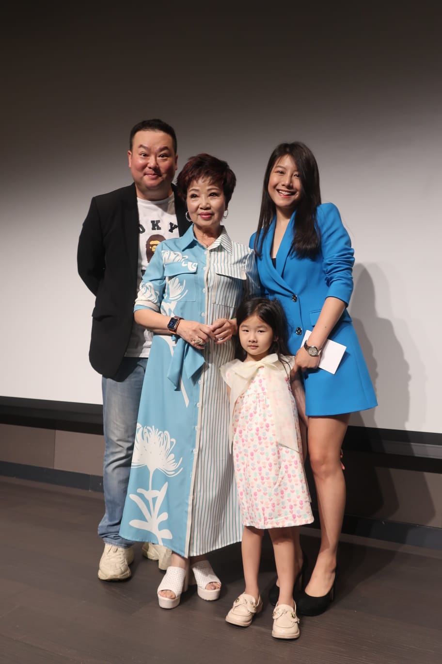 儿子阮德锵、媳妇林司敏及孙女阮婧恒出席尹飞燕新书发行记者会。
