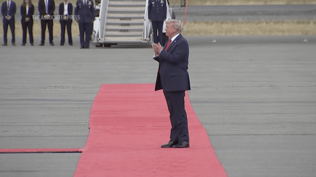 特朗普在機場設儀式迎接普京。美聯社畫面截圖 特朗普在機場設儀式迎接普京。美聯社畫面截圖