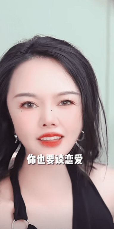 “性商教母”周媛开办的课程遭官媒批评低俗“颠覆三观” 。