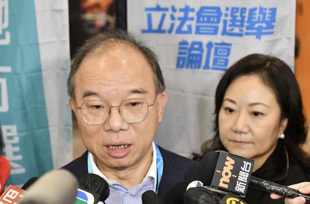 問及電視台取消選舉論壇，曾國衞表示，介紹政綱不應侷限單一形式。