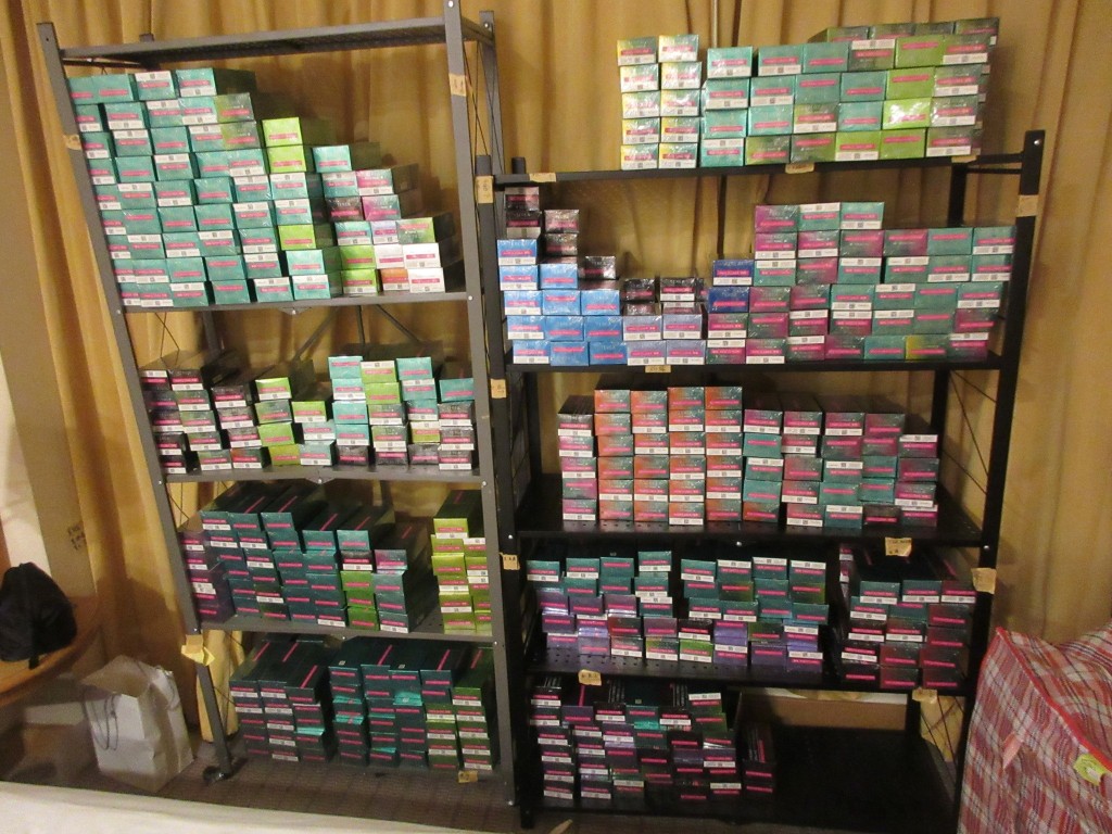 集團操控「人海戰術」帶煙入境。 集團操控「人海戰術」帶煙入境。