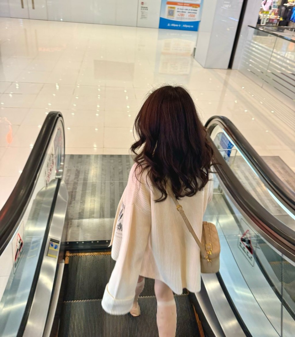許惠菁身上的米白色Dior travel vanity case，正好襯她這身打扮。