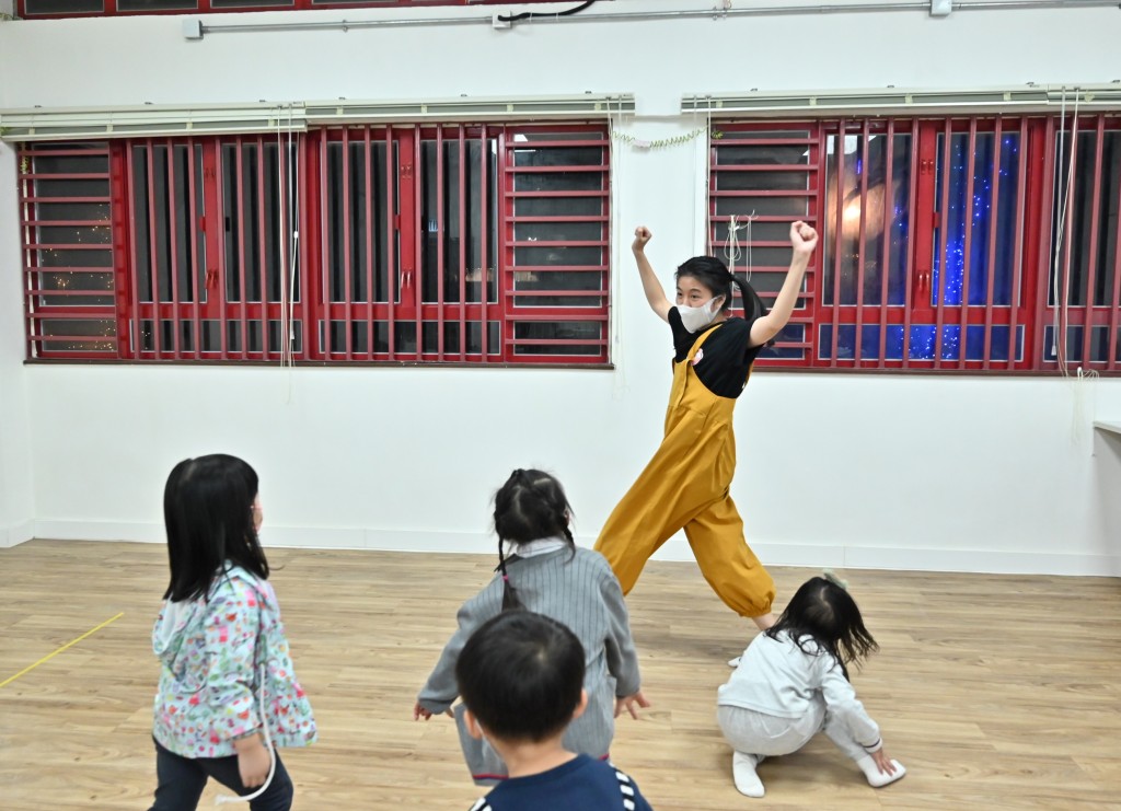 讲故事时用夸张丰富的表情,可吸引孩子的眼球。(由受访者提供) 讲故事时用夸张丰富的表情,可吸引孩子的眼球。(由受访者提供)