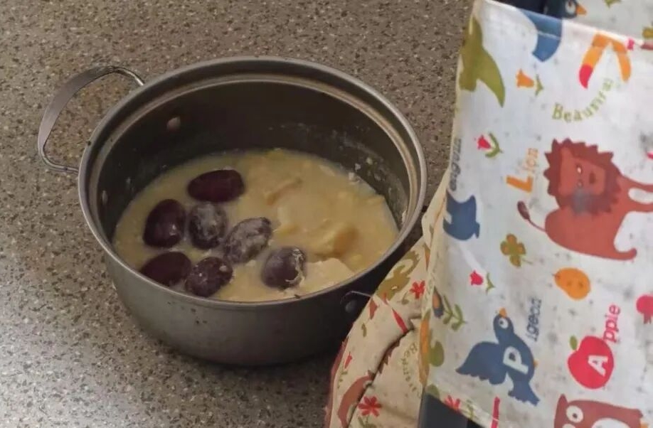 婆婆的食物就随便放在走廊地上。 上观新闻