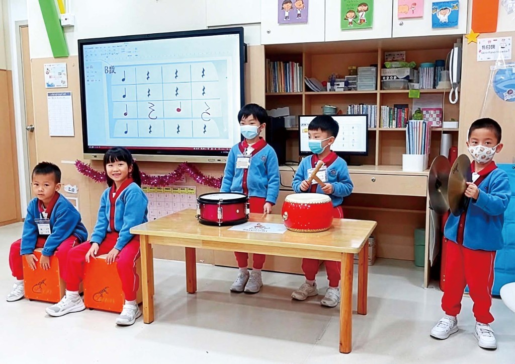 幼兒探索多元樂器，從中培養音樂感。