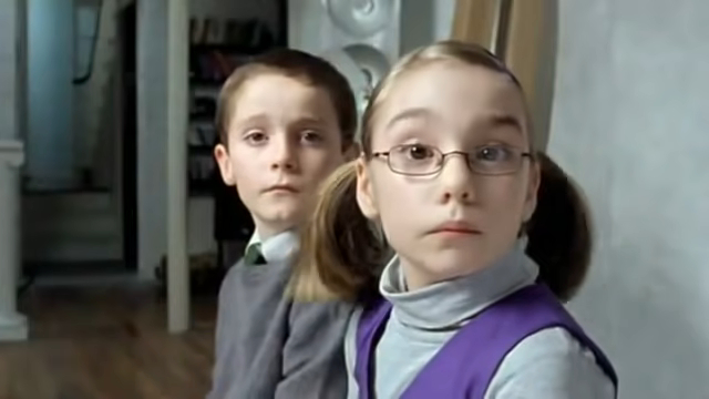 「吉百利」於2009年推出的「Eyebrow Dance」廣告，一男一女小朋友目無表情地擠眉，成為經典。